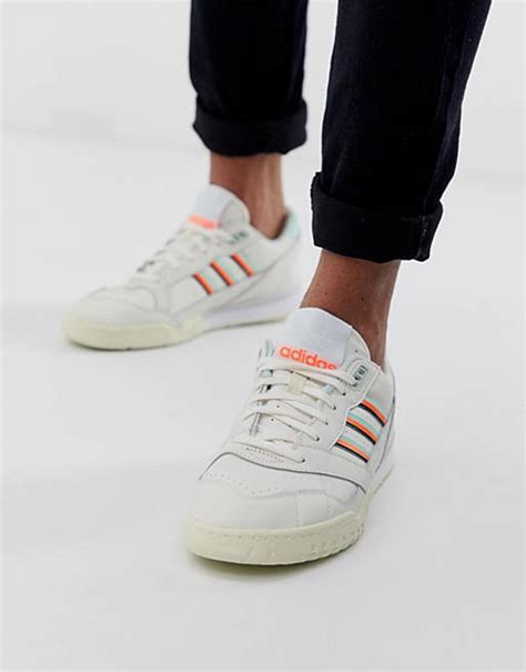 adidas originals a.r sneaker in gebrochenem weiß